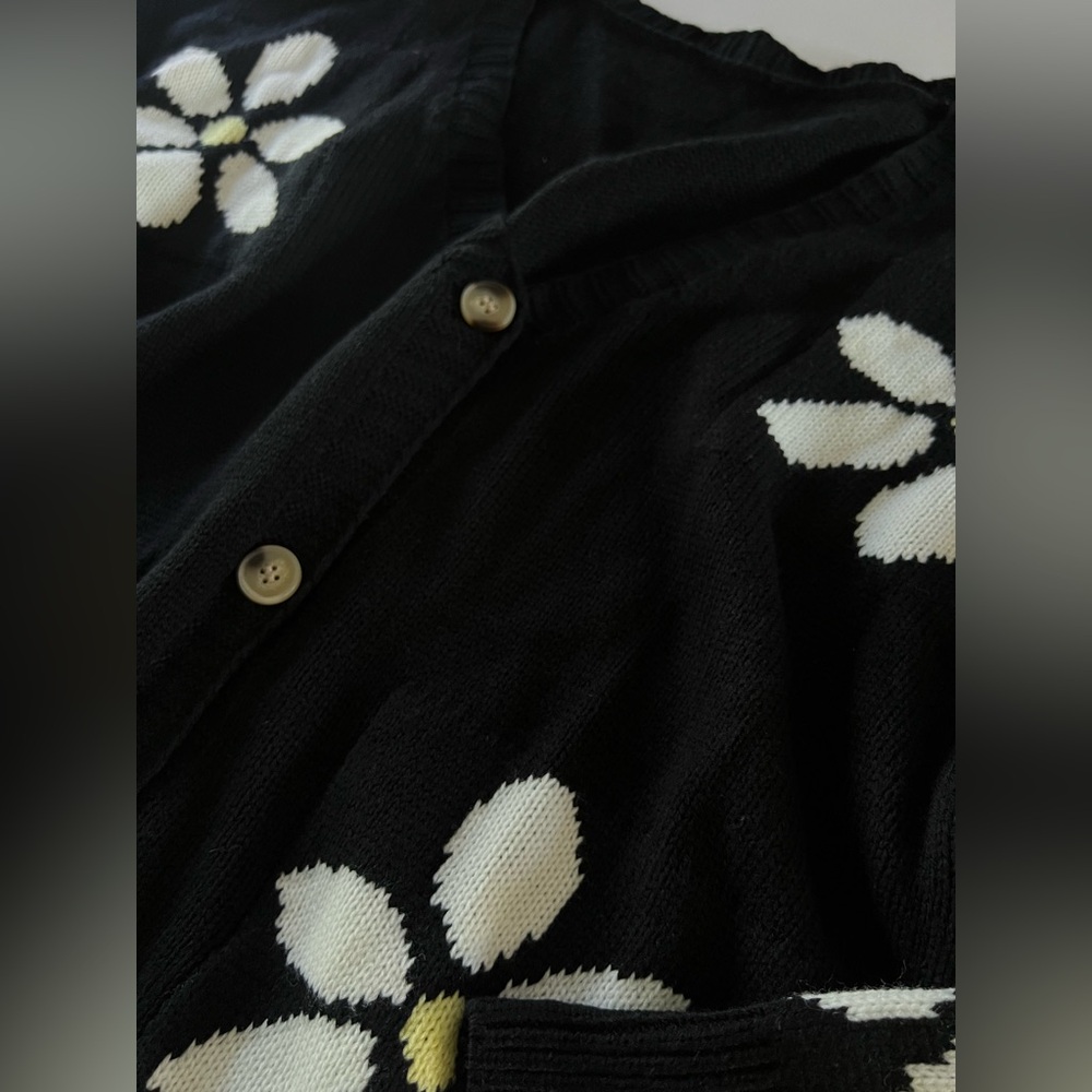 Black Daisy Floral Cardigan Sweater - 2XL - Picture 2 of 4